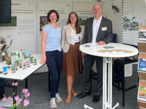 Am Stand, der Projekte für mehr Biodiversität in der Landwirtschaft vorstellte stehen von links: Anja Wischer, Saskia Wolf und Patrick Trötschler.